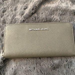 Gray Michael Kors Wallet🤩